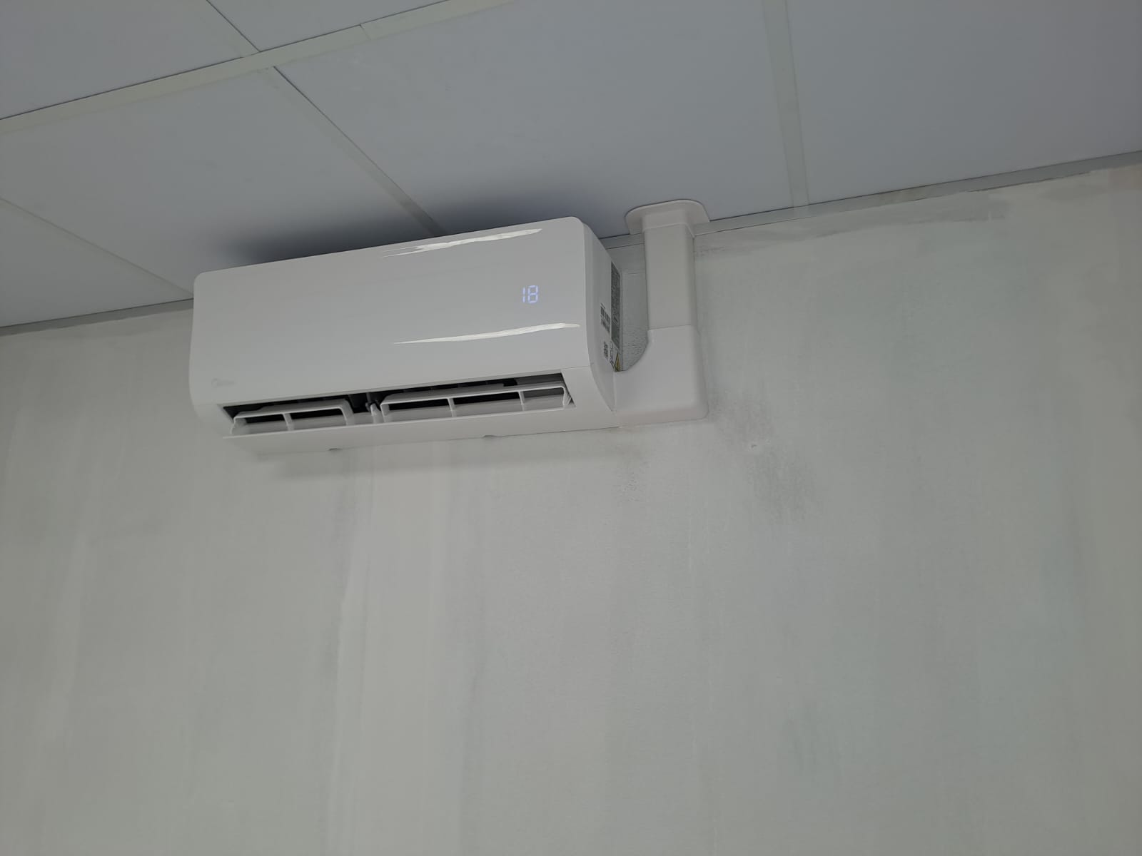 Midea wall-mounted split unit indoor air conditioner showing temperature display